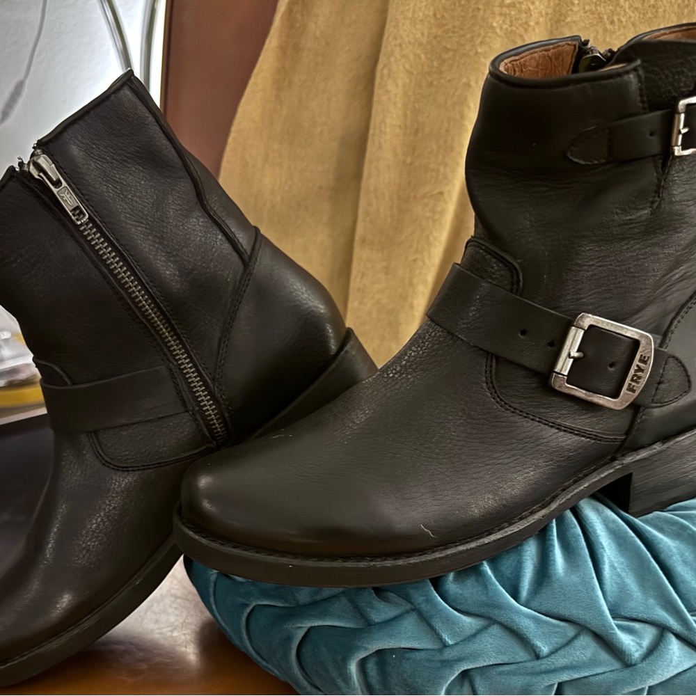 Frye Vicky 6” moto boot/ black/size 9